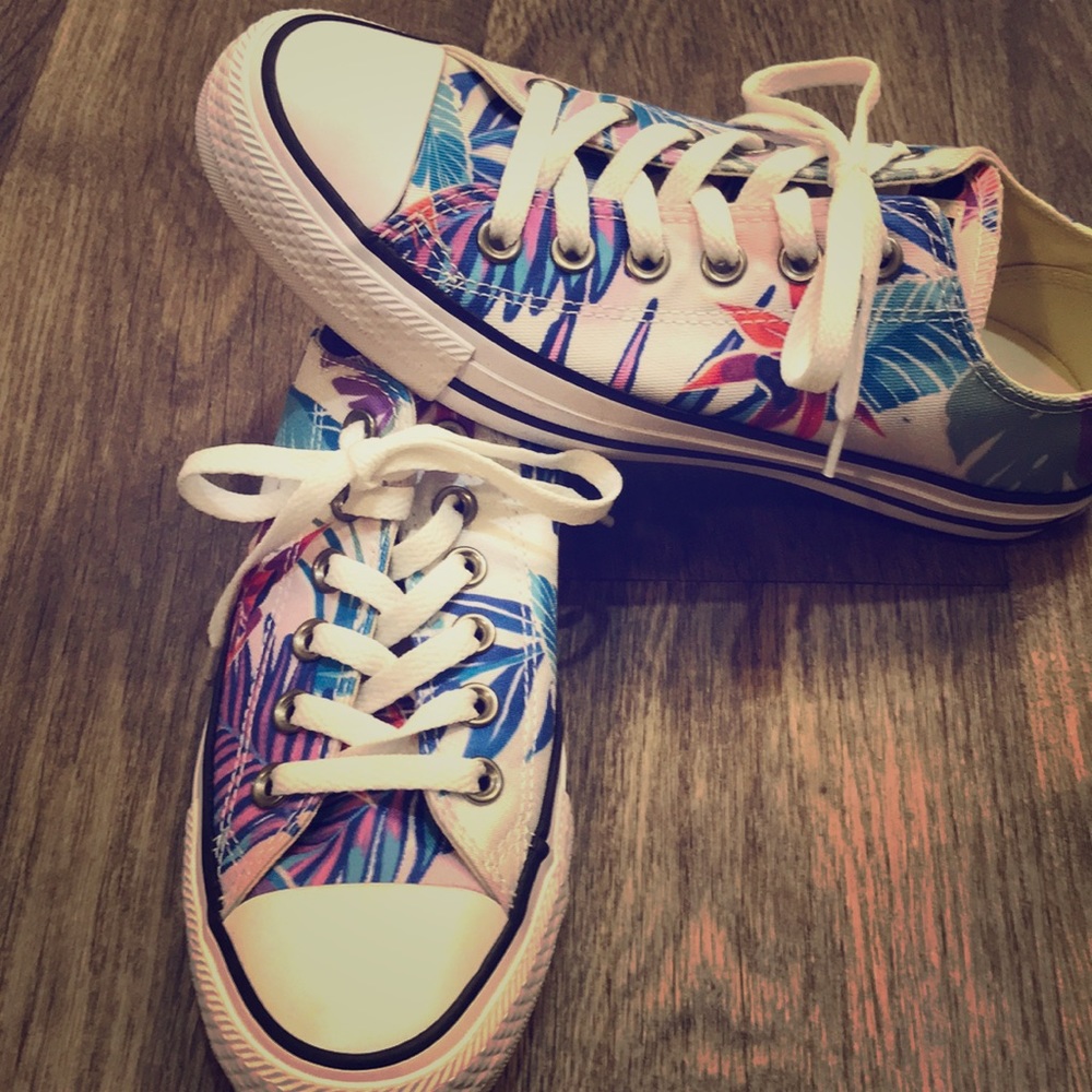 NWOT CONVERSE SALE 💚💙💜